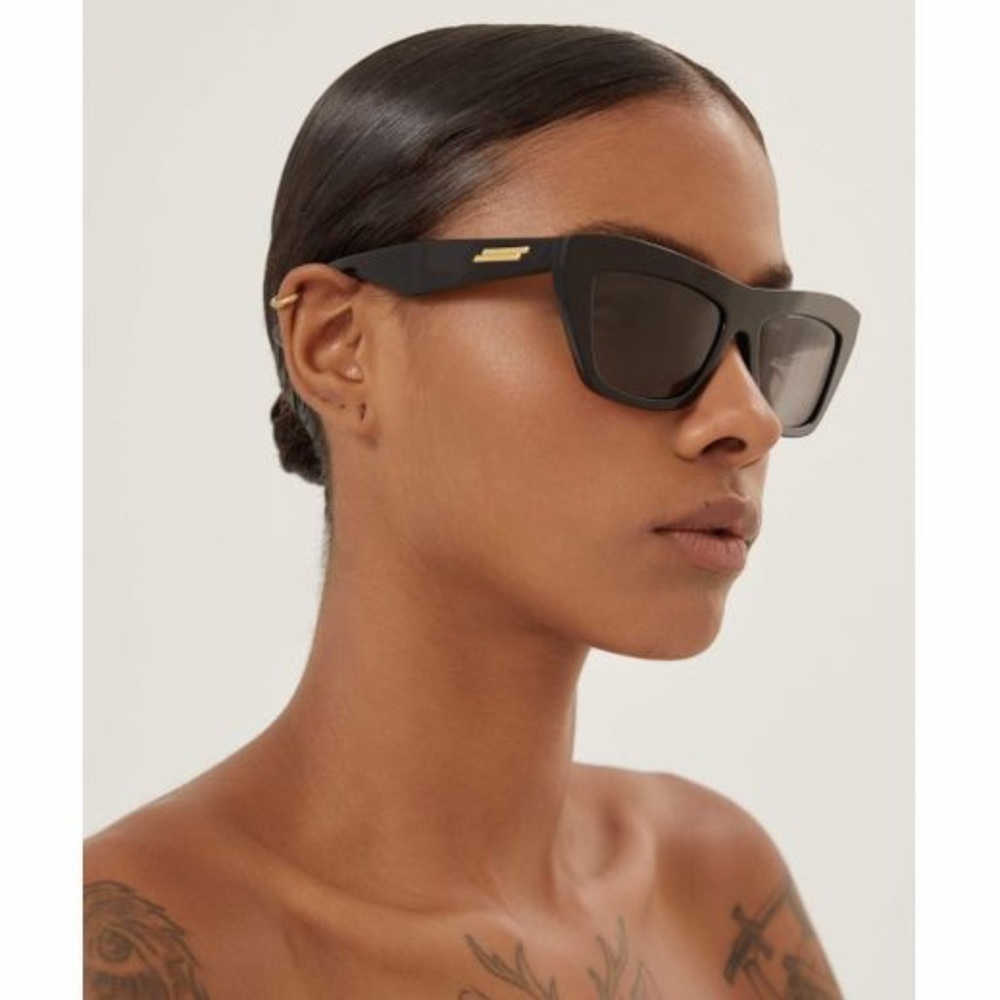 NWT BOTTEGA VENETA CAT EYE 55mm Sharp Wayfarer in Black & Grey